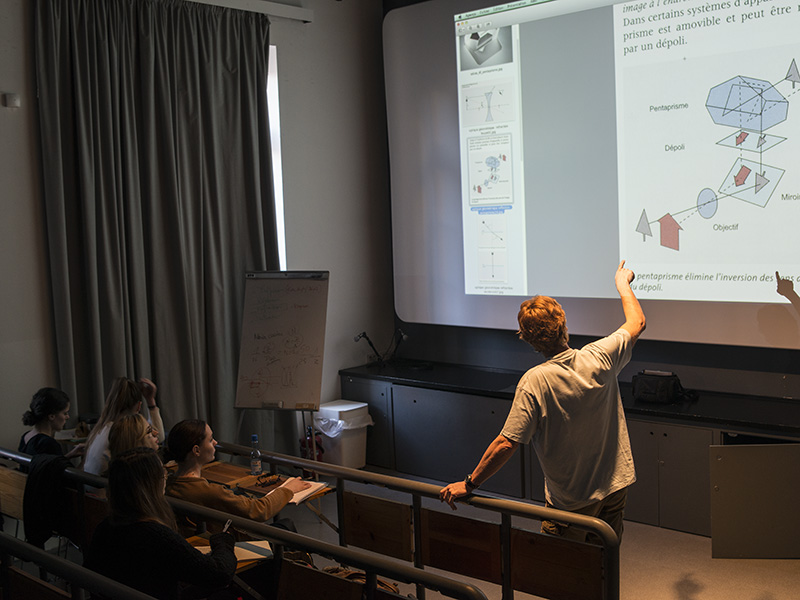 Théorie de la lumière et de la couleur, perception des couleurs, reproduction des couleurs.